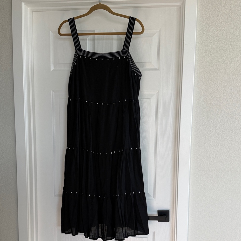 Old Navy Black with white details midi dress large‎